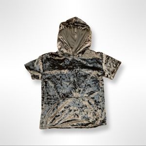 Cute grey velvet tee shirt with hood and pockets🤍size L 10/12